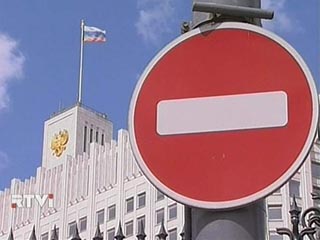 Россияне обвиняют правительство в росте цен, в безработице, в коррупции и даже в поддержке интересов иностранного капитала