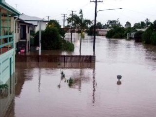 Тропический циклон "Элли", обрушившийся на австралийский штат Квинсленд, вызвал в северных районах континента сильнейшее за последние 30 лет наводнение