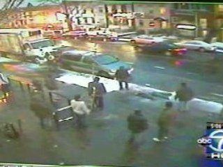 Почти 20 минут пролежал умиравший молодой человек на обочине оживленной улицы в столице США, прежде чем к нему вызвали "скорую помощь"
