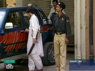 Полиция пакистанского города Карачи разыскивает трех состоятельных извращенок, которые обманом взяли в заложники официанта ресторана для своих сексуальных утех