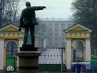 Власти Санкт-Петербурга из-за кризиса приняли решение серьезно урезать городской бюджет. Впервые с 90-х годов он стал меньше прошлогоднего, сообщили в Смольном "Фонтанке.ru"