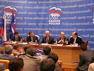 В условиях экономического кризиса руководство "Единой России" проявляет серьезную обеспокоенность ситуацией в партии