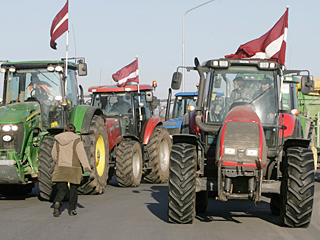 Главная улица столицы заблокирована тракторами, на прилегающих к зданию министерства земледелия улицах стоят несколько десятков единиц сельхозтехники
