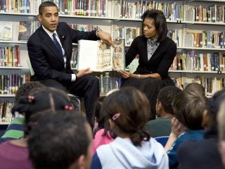 Президент Барак Обама, оторвавшись во вторник днем от государственных дел, нанес визит в одну из столичных школ, взяв с собой супругу Мишель