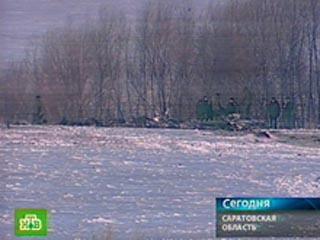 В качестве основной версии крушения вертолета Ми-24, произошедшего во вторник на аэродроме "Пугачев" в Саратовской области, на данный момент следствие рассматривает отказ техники