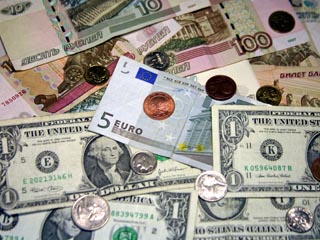 Официальный курс доллара, установленный Банком России с 5 февраля, снизился на 11,55 копейки - до 36,0135 рубля, курс евро вырос на 44,96 копейки - до 46,8392 рубля, свидетельствуют данные ЦБ РФ