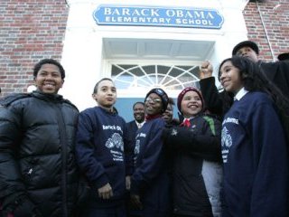 Необычной чести удостоился приступивший недавно к исполнению своих обязанностей 44-й президент США Барак Обама. Одна из начальных школ в городе Хэмпстед на острове Лонг-Айленд в штате Нью-Йорк решила изменить свое название в его честь