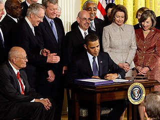 Президент Барак Обама подписал законопроект о медицинском страховании детей из семей с низким уровнем доходов, который дважды торпедировал его предшественник, Джордж Буш