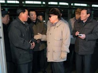 Лидер КНДР Ким Чен Ир посетил для "руководства на месте" индустриальные объекты города Хамхын, расположенного в провинции Хамген-намдо на востоке страны