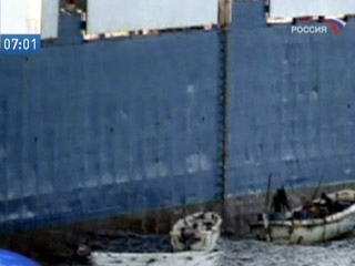 Первая группа пиратов из восьми человек в четверг утром покинула борт украинского судна Faina