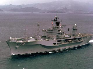 Военный корабль США вошел в четверг в порт Нагасаки с визитом вежливости, несмотря на решительные протесты местных жителей и бойкотирование визита со стороны местных японских властей