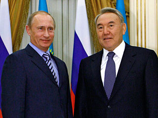 Президент Казахстана Нурсултан Назарбаев, находящийся в Москве для участия в саммите ОДКБ, встретился в четверг с премьером России Владимиром Путиным