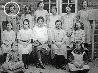 В Великобритании сыщики возобновили расследование таинственного исчезновения 16-летней гувернантки Эммы Смит, пропавшей в далеком 1926 году. Выйти на след давно умершего убийцы удалось лишь благодаря съемкам фильма об этом преступлении