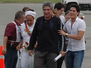 Сихифредо Лопес находился в заложниках РВСК более семи лет и был освобожден экстремистами при посредничестве сенатора Пьедад Кордовы, возглавляющей неправительственную организацию "Колумбийцы за мир"