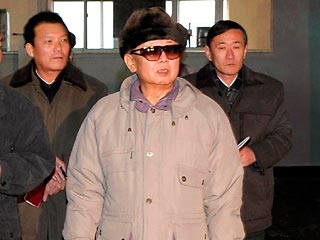 В последнее время, однако, сообщения государственных СМИ Северной Кореи о деятельности Ким Чен Ира становятся все более частыми и полными