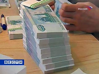 Несмотря на ослабление национальной валюты, большинство россиян, имеющих сбережения, продолжают хранить накопленное в рублях