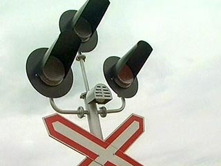 На железной дороге в Свердловской области поезд врезался в заглохший "Москвич": водитель погиб 