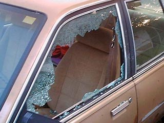 Преступники разбили стекло, похитили сумку, в которой находились документы, кредитные карты и деньги