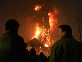 Новое здание центрального телевидения Китая загорелось в Пекине в понедельник вечером
