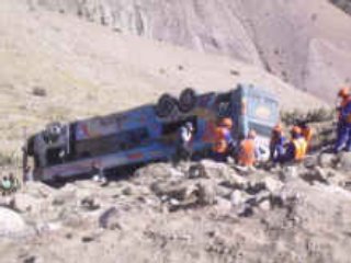 По меньшей мере 10 человек погибли и еще 40 получили ранения на юге Перу в результате падения автобуса в пропасть глубиной 60 метров