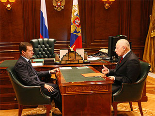 Президент России Дмитрий Медведев принял в Кремле главу Дагестана Дагестана Муху Алиева, оказавшегося в последние дни вовлеченным в крупный скандал
