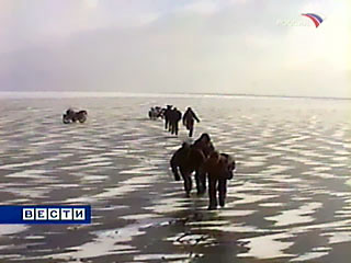 На юго-востоке Сахалина в заливе Мордвинова льдину с 65 рыбаками оторвало от берега