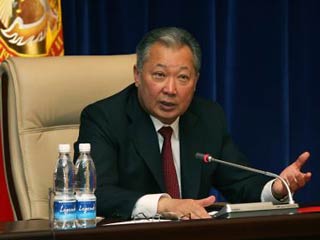 Глава Киргизии Курманбек Бакиев объявил о намерении баллотироваться на второй президентский срок