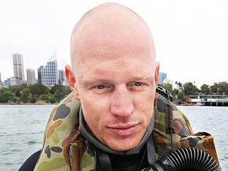 Австралийский военный аквалангист Пол Дегелдер, получивший серьезные травмы в результате нападения акулы в зоне сиднейского порта, лишился руки, и может лишиться ноги