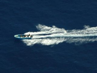 Испанский военный вертолет с фрегата "Виктория", находящегося в водах вблизи Сомали в рамках операции ЕС "Аталанта" по защите торговых судов от пиратов, вынужден был дать предупредительные выстрелы, чтобы воспрепятствовать нападению на кипрское судно "Jol