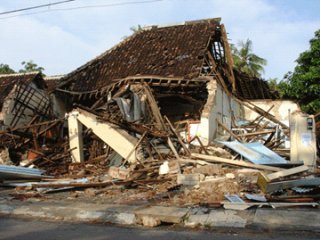 В результате землетрясения магнитудой 7,2, происшедшего на индонезийском острове Талауд, ранены 42 человека