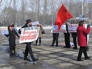 Митинг против массовых увольнений прошел возле парка Победы в Тольятти