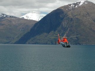 Вертолет, в котором находилась бригада специалистов, врезался в гору, когда возвращался после операции по тушению лесного пожара. Четырнадцать человек погибли