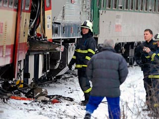 По последним данным, в Чехии число пострадавших при столкновении двух поездов - электрички и пассажирского состава - возросло до 43 человек. Об этом во вторник сообщил пресс-секретарь региональной Службы спасения Лукаш Гумпл