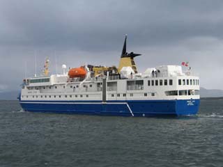 Круизный лайнер Ocean Nova, на борту которого находятся 74 туриста и 30 членов экипажа, сел во вторник на мель у берегов Антарктиды