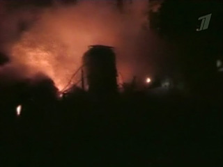 Трехэтажный жилой дом горит в поселке Молодежный Астраханской области, где ранее уже произошел пожар. 