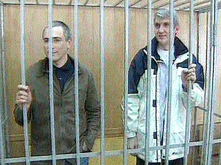 Суд по второму делу в отношении экс-главы НК ЮКОС Михаила Ходорковского и бывшего руководителя МФО МЕНАТЕП Платона Лебедева, которое должно слушаться в Москве, может проводиться без непосредственного участия подсудимых в зале суда