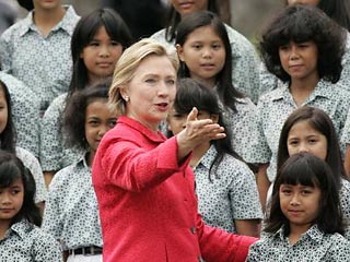 В рамках азиатского турне Хиллари Клинтон прибыла в Индонезию 