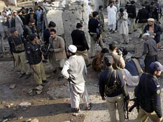 На северо-западе Пакистана в пятницу в результате террористического акта погибли по меньшей мере 15 человек, еще 50 получили ранения