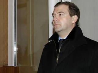 Президент РФ Дмитрий Медведев в пятницу дал туманный сигнал о том, что власти могут помочь обремененному миллиардными долгами Олегу Дерипаске