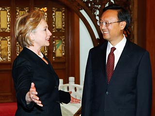 Госсекретарь США Хиллари Клинтон призвала к углублению партнерства с Китаем. "Мы хотим углубить и расширить наши взаимоотношения", - заявила Клинтон на встрече с китайским коллегой Ян Цзечи в Пекине