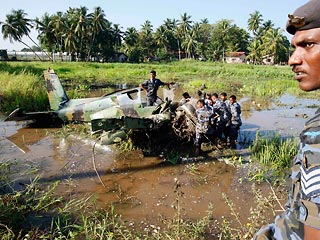 По их заявлениям, один из самолетов, сбросивших бомбы у штаба ланкийских военно-воздушных сил, был подбит зенитным огнем 