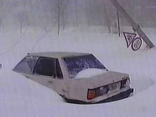 Снег завалил на дорогах более тридцати легковых машин с людьми, всех их вызволили из сугробов-капканов специалисты Сахалинского поисково-спасательного отряда МЧС