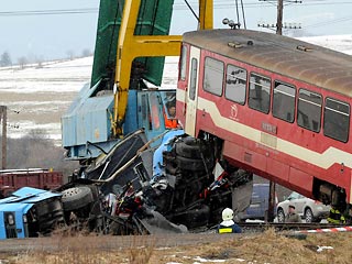 В Словакии поезд на переезде врезался в автобус - 11 погибших