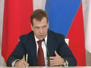 Президент России Дмитрий Медведев поздравил российских военных с Днем защитника Отечества, отмечаемым 23 февраля, и поблагодарил их за службу