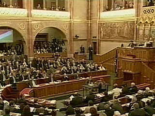 Венгерский парламент в понедельник дважды проголосовал против самороспуска