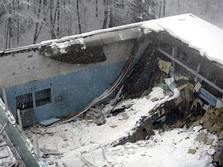 В школе города Санкт-Галлена на севере Швейцарии под тяжестью снега обрушилась крыша