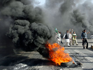 Массовые акции протеста и уличные беспорядки вспыхнули в Пакистане после того, как Верховный суд страны лишил депутатского мандата лидера оппозиции Наваза Шарифа и сместил его брата Шахбаза с поста главного министра провинции Пенджаб