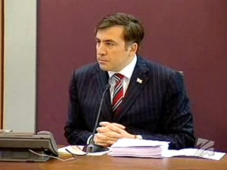 Президент Грузии Михаил Саакашвили выступил с призывом к российскому лидеру Дмитрию Медведеву "начать достойный и равноправный диалог" с целью решения проблем в отношениях двух стран и "во имя будущего двух народов"