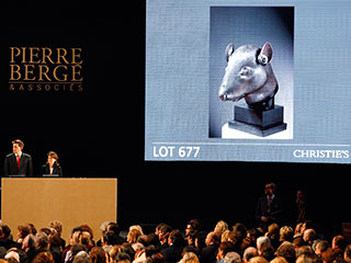 Сумма, заплаченная любителями искусства за предметы из коллекции Ива Сен-Лорана, за три дня торгов на аукционе Christie's в Париже составила рекордные 373,5 миллиона евро