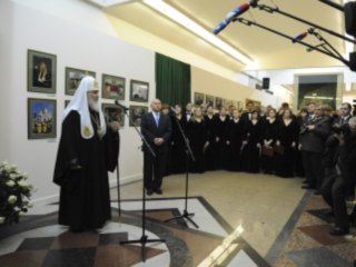 Экспонаты выставки рассказывают и о последних днях Патриарха Алексия и о начале его священнического служения